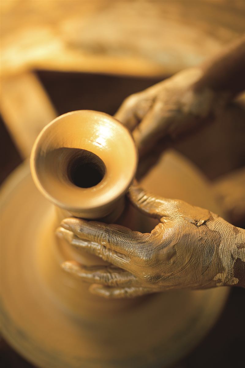 工匠双手制作陶器